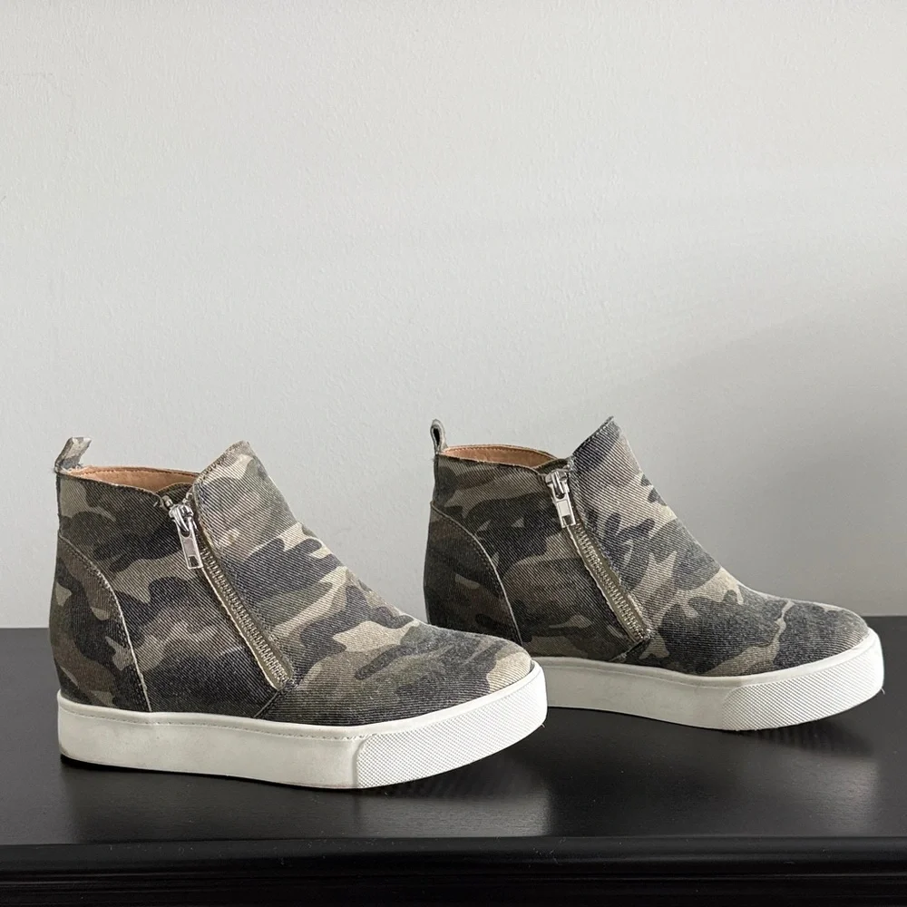 Soda Beige and Blue Striped Wedge Sneaker Bootie Sz‎ 6.5